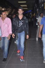 Hrithik Roshan snapped at airport in Mumbai on 20th April 2012 (3).JPG